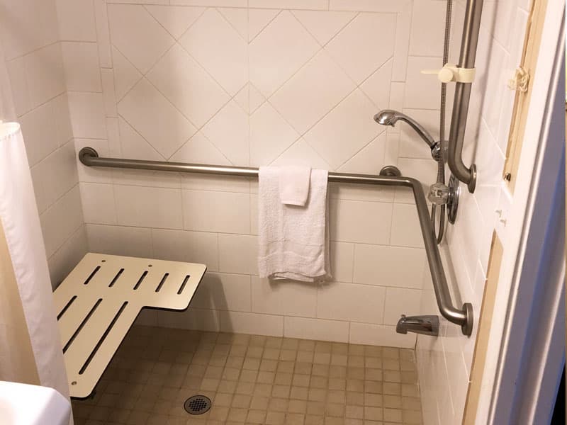 Lani'olu Hale- Senior Residence in Hawaii Kai-Shower