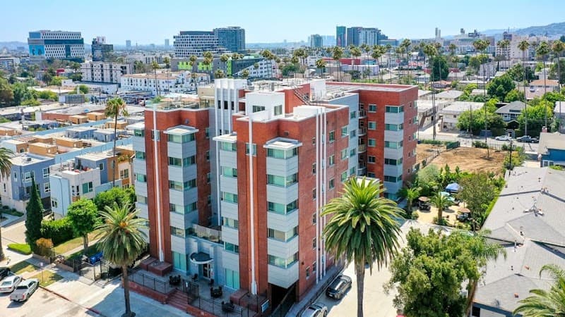 HOLLYWOOD HILLS SENIOR LIVING